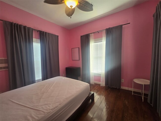 Building Photo - 1119 Broadway Avenue J