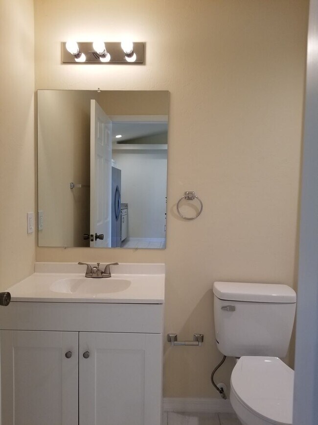 Building Photo - 3 Bedroom 2 Bath 1 Car Garage Waterfront D...