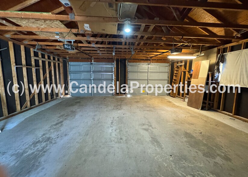 Building Photo - 1021 Adams Dr