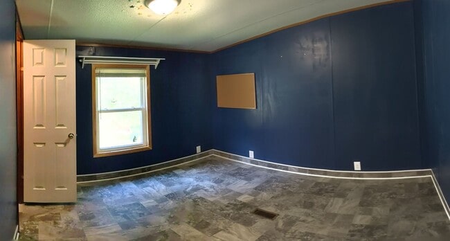 Building Photo - Great 3 Bedroom 2 Bath Home in quiet resid...