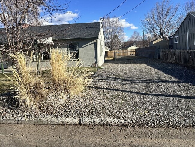 Building Photo - 1332 NE Del Norte Ave