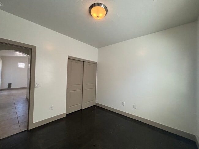 Building Photo - SPACIOUS HOME FOR RENT!