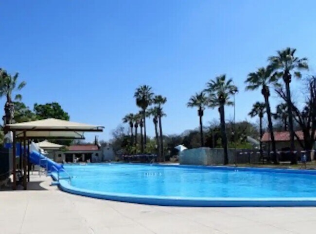 Woodlawn Pool - 1801 W Craig Pl