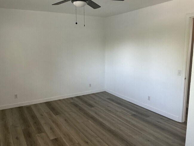 Building Photo - 1276000
