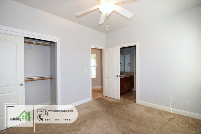 Building Photo - 2052 Hedgerow Ave