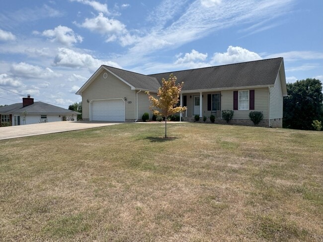 Building Photo - Single Level Home with a Great yard