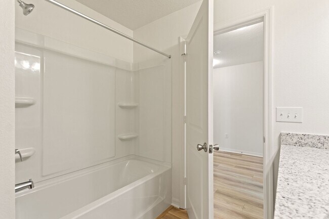 Building Photo - Beautiful Newer Build! Pet-Friendly 4-Bedr...