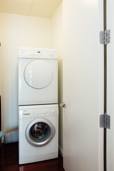 Building Photo - 550 N Saint Clair St