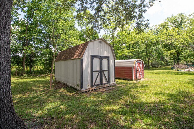 Building Photo - 613 River Rd