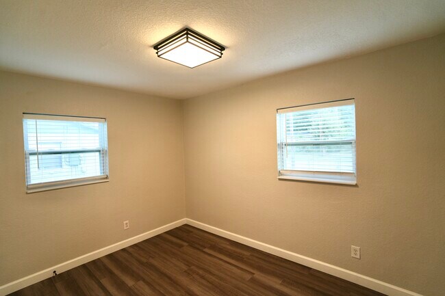 Building Photo - 885 Ruby Ave