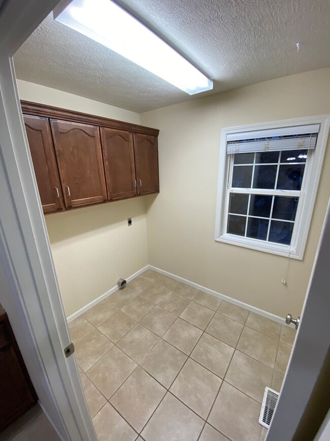 Building Photo - Available November 5, 2024! Call Watson & ...