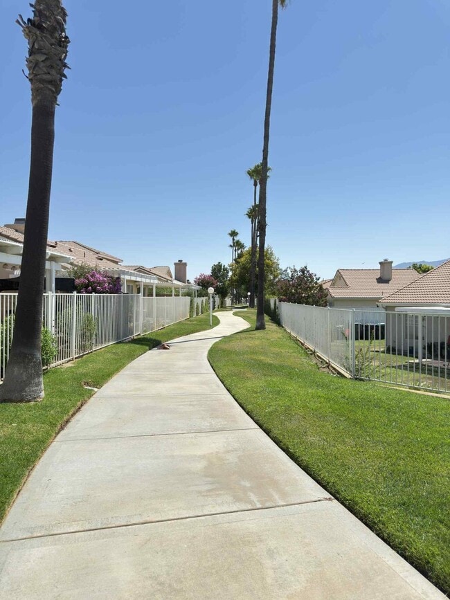 Building Photo - 2890 Summer Set Cir