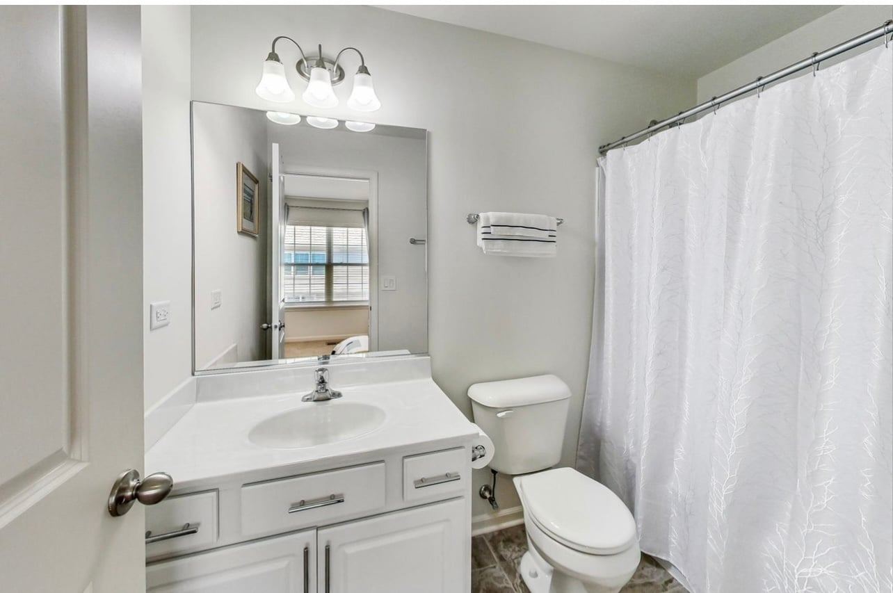 Second full bathroom - 1164 Evergreen Ave