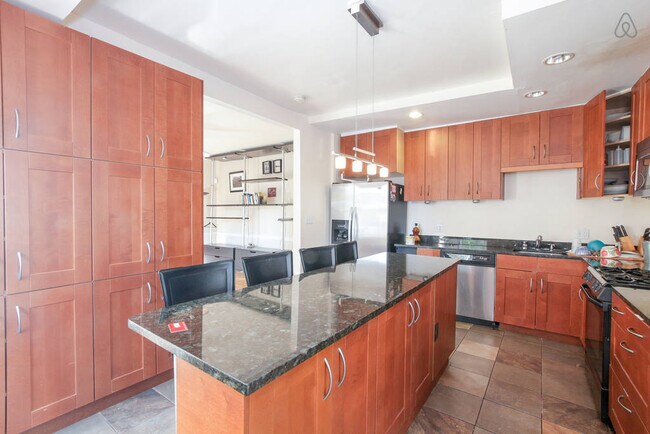 Building Photo - Private room in 6 bedroom Washington Apart...