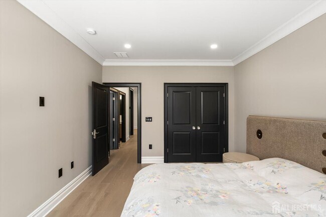 Building Photo - 11 Hamilton Dr