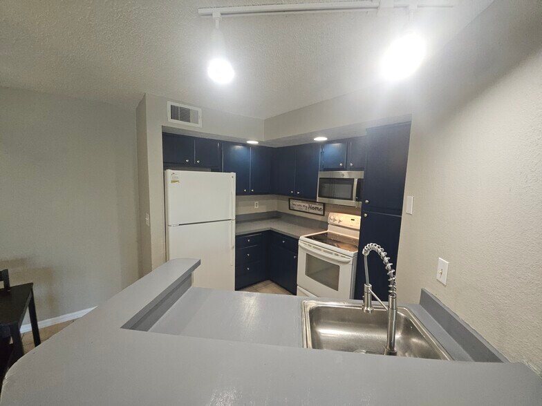 Building Photo - 4658 Commander Dr