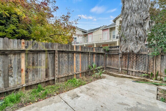 Building Photo - 3 bedroom 2 baths available in a gate community