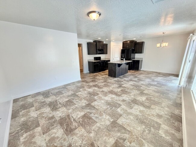 Building Photo - Town home in Little Valley Area. End Unit!!