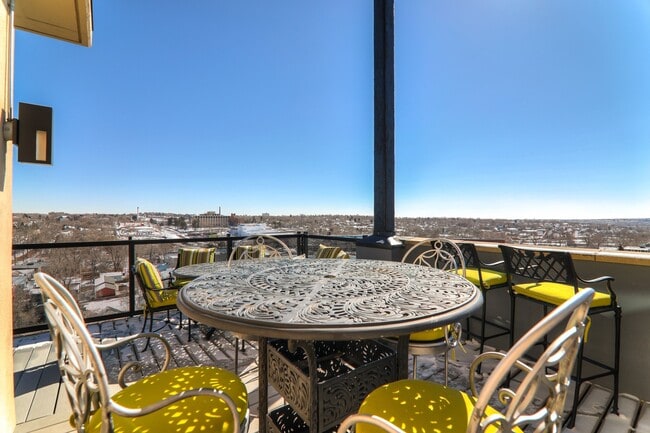 Building Photo - Fully Furnished Penthouse in Citywalk Downtown.  Short term okay