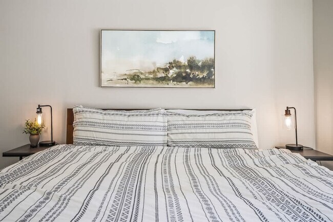 Building Photo - 1013 Yew Wood St