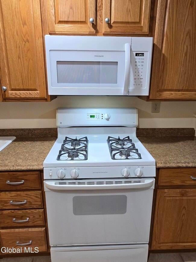 Building Photo - 7 Bedford Dr