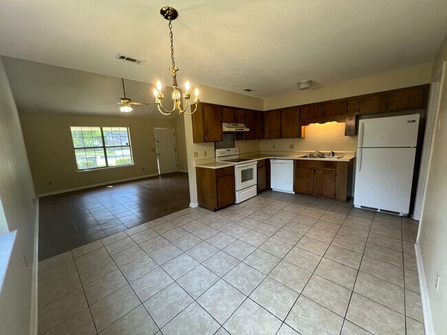 Building Photo - Home For Rent