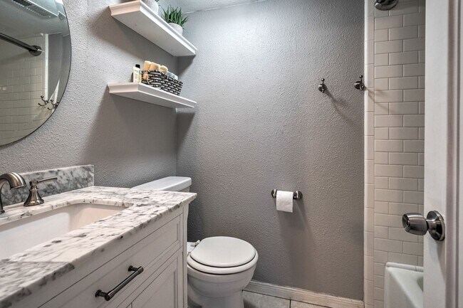Building Photo - Beautiful 2+ Bedroom, 4 Level Townhome Wit...