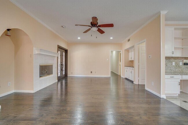 Building Photo - 2613 Brookside Dr