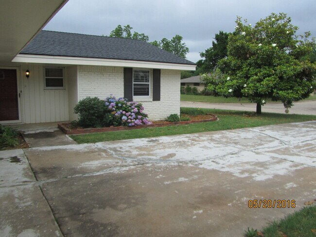 Building Photo - NICE NW HOME