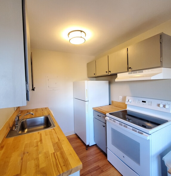 Galley Kitchen - 3161 Madison Ave