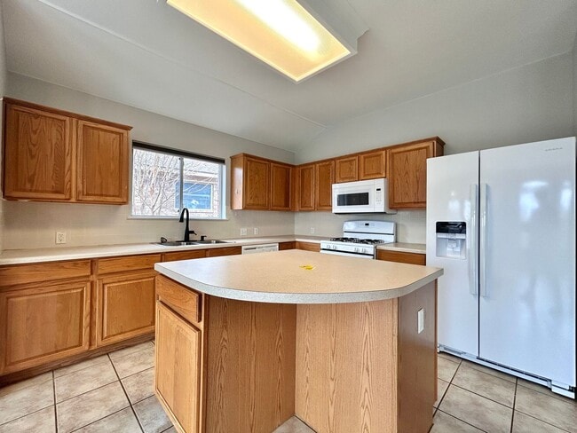 Building Photo - Move-In Ready 3/BR 2/BA Home Featuring Fireplace, Garage & Private Yard