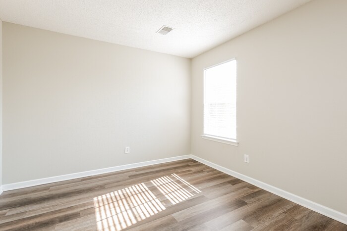 Building Photo - 110 Granary Dr