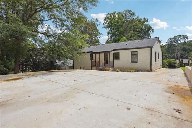 Building Photo - 720 N Parkwood Rd