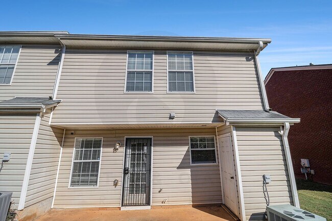 Building Photo - Spacious 3BR/2.5BA End-Unit Townhome!