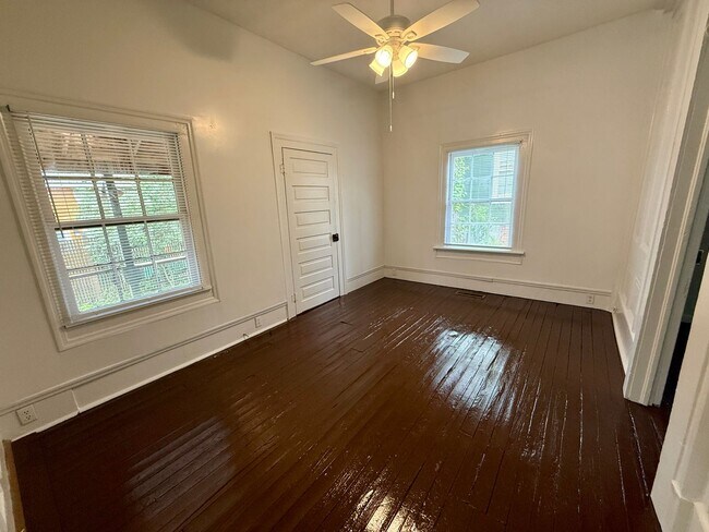 Building Photo - Two Bedroom with Great Screened Porch!