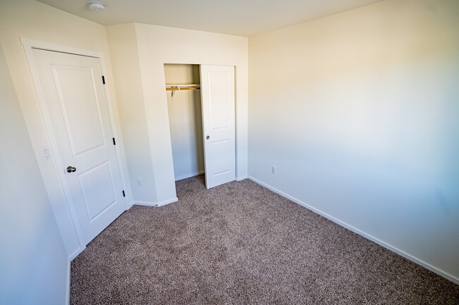 Building Photo - Large Duplex in a Quiet Location!