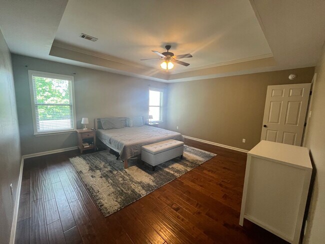 Building Photo - New Listing!