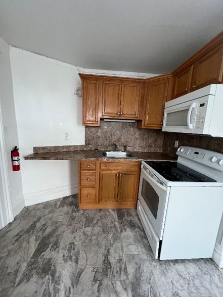 Building Photo - 242 Saratoga Ave