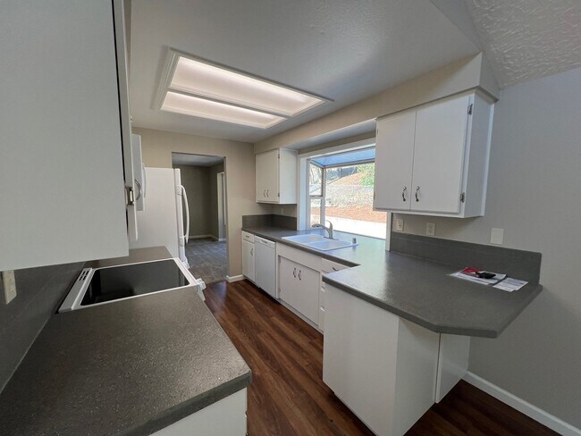 Building Photo - Beautiful Newly Renovated 3 Bedroom Home *1st Month FREE!!*