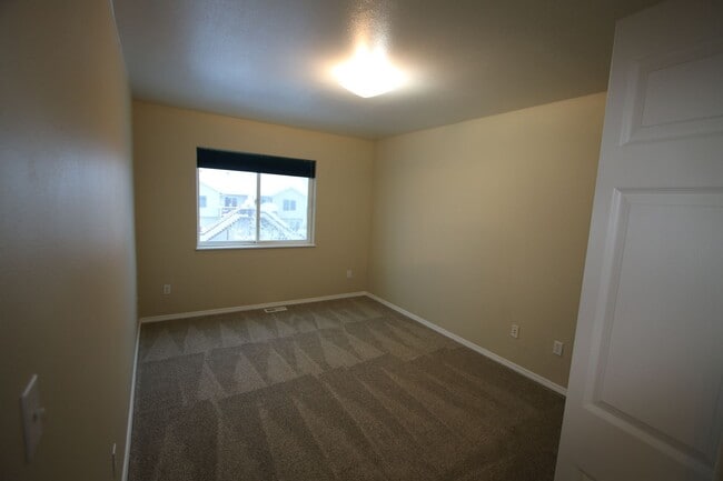Building Photo - 3 Bedroom Home in North East Anchorage!