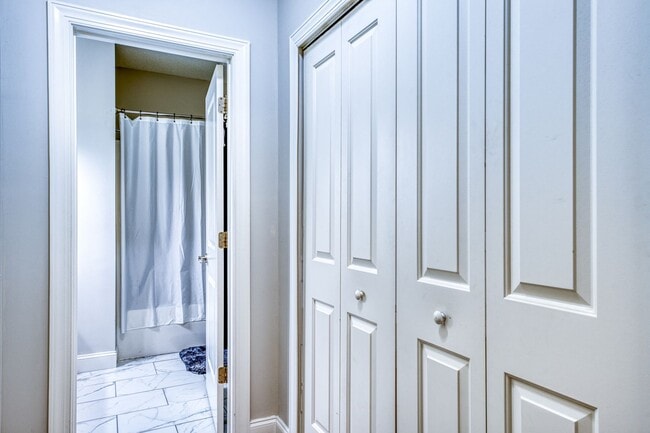 Building Photo - Fletcher condo, 2 bedrooms/2 Bathrooms wit...