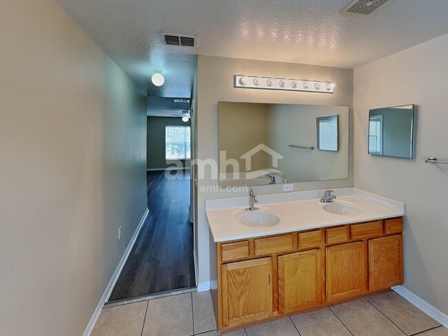 Building Photo - 31810 Parkdale Dr