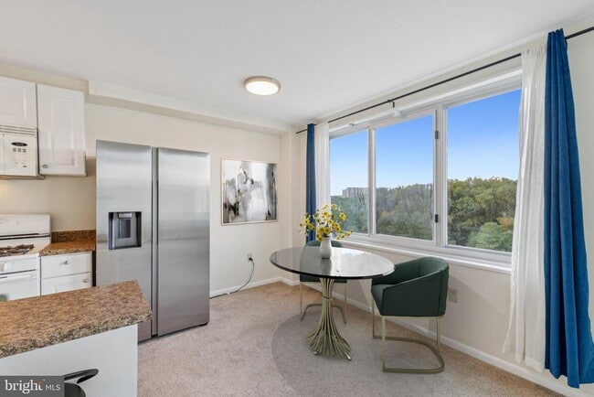 Building Photo - 10201 Grosvenor Pl