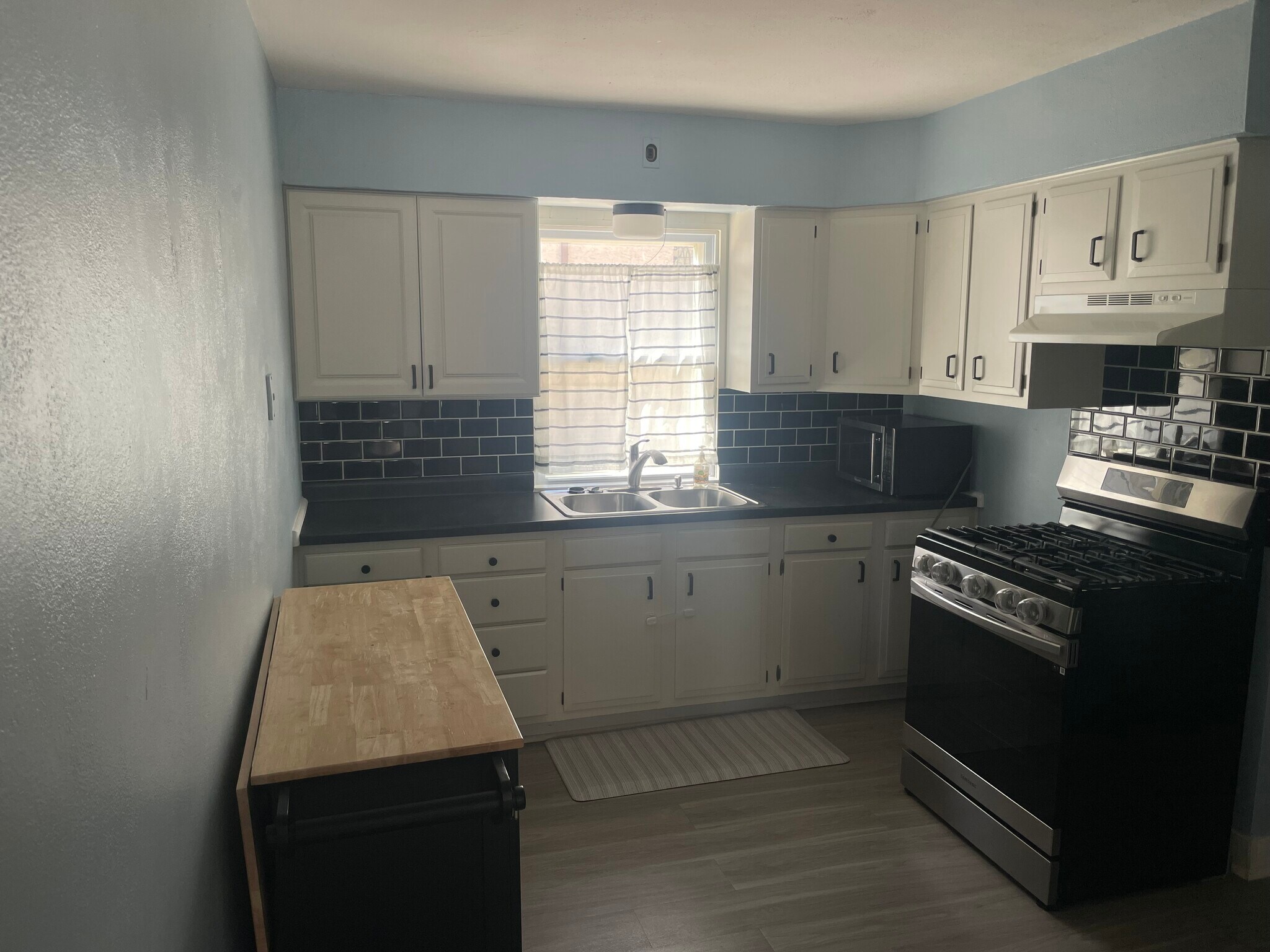 Kitchen - 261 Robie St W