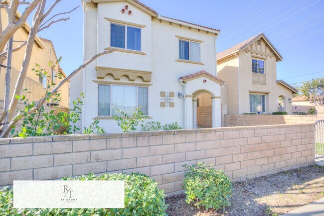 Building Photo - Beautiful 2-story home located in a gated community