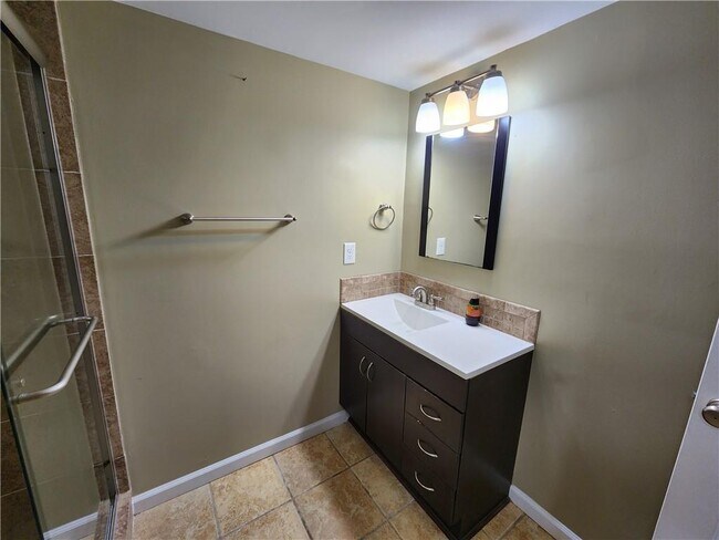 Building Photo - 350 Saddle Bridge Dr