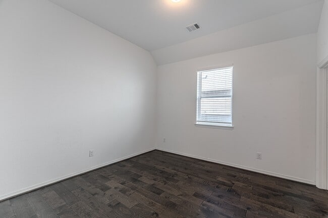 Building Photo - 3439 Cres Vista Dr