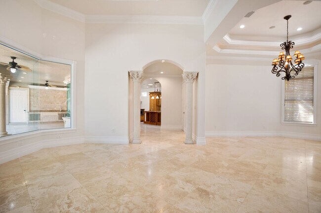 Building Photo - ** OAKES ESTATES ** 4 BED + DEN / 3.5 BATH...