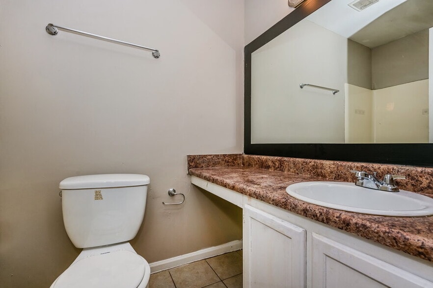 Building Photo - 5001 Gracehill Rd