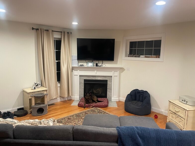 Livingroom - 583 Main St